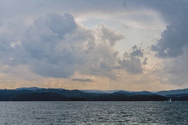 Polonya 'nın Bieszczady Dağlarındaki Solina Gölü - Solina Köyü manzaralı Bulutlar