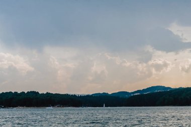 Polonya 'nın Bieszczady Dağlarındaki Solina Gölü - Solina Köyü manzaralı Bulutlar