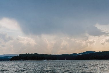 Polonya 'nın Bieszczady Dağlarındaki Solina Gölü - Solina Köyü manzaralı Bulutlar