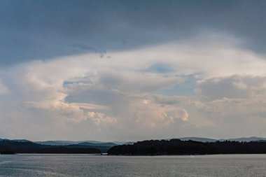 Polonya 'nın Bieszczady Dağlarındaki Solina Gölü - Solina Köyü manzaralı Bulutlar