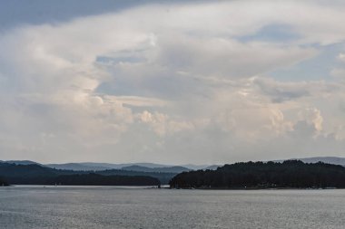 Polonya 'nın Bieszczady Dağlarındaki Solina Gölü - Solina Köyü manzaralı Bulutlar