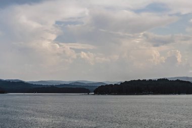 Polonya 'nın Bieszczady Dağlarındaki Solina Gölü - Solina Köyü manzaralı Bulutlar