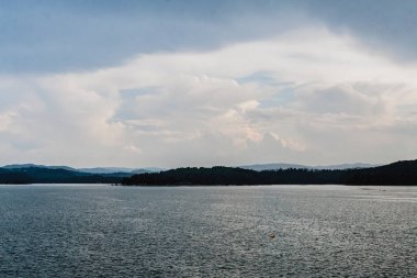 Polonya 'nın Bieszczady Dağlarındaki Solina Gölü - Solina Köyü manzaralı Bulutlar