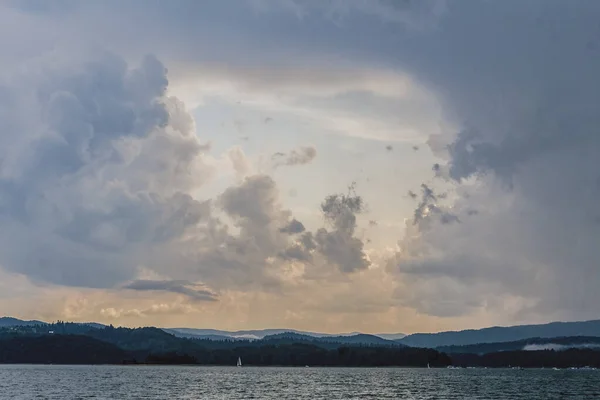 Nubes Lago Solina Las Montañas Bieszczady Polonia Vista Desde Solina —  Fotos de Stock