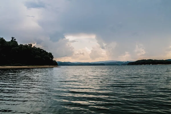 Облака Озеро Солина Бещадах Польше Вид Деревни Солина — стоковое фото