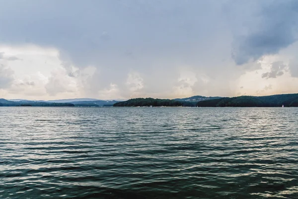 Polonya 'nın Bieszczady Dağlarındaki Solina Gölü - Solina Köyü manzaralı Bulutlar