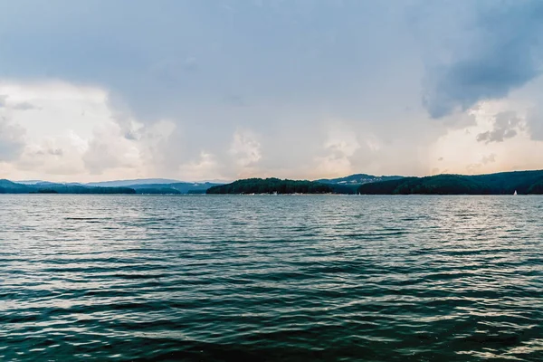 Nuvens Lago Solina Nas Montanhas Bieszczady Polônia Vista Aldeia Solina Imagens De Bancos De Imagens Sem Royalties