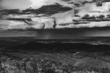 Wideki 'den Bukowe Berdo ve Tarnica' ya giden yol Polonya 'daki Bieszczady Dağları' nda Woosate 'a çıkıyor.