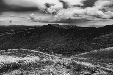 Wideki 'den Bukowe Berdo ve Tarnica' ya giden yol Polonya 'daki Bieszczady Dağları' nda Woosate 'a çıkıyor.