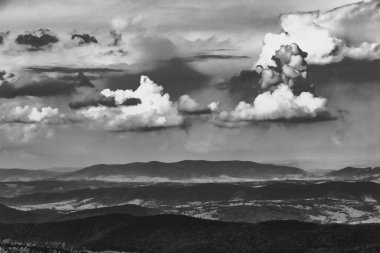 Wideki 'den Bukowe Berdo ve Tarnica' ya giden yol Polonya 'daki Bieszczady Dağları' nda Woosate 'a çıkıyor.
