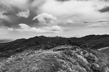 Wideki 'den Bukowe Berdo ve Tarnica' ya giden yol Polonya 'daki Bieszczady Dağları' nda Woosate 'a çıkıyor.