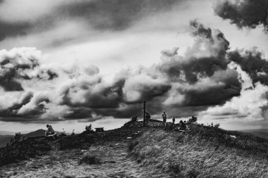 Wideki 'den Bukowe Berdo ve Tarnica' ya giden yol Polonya 'daki Bieszczady Dağları' nda Woosate 'a çıkıyor.