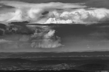 Wideki 'den Bukowe Berdo ve Tarnica' ya giden yol Polonya 'daki Bieszczady Dağları' nda Woosate 'a çıkıyor.