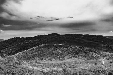Wideki 'den Bukowe Berdo ve Tarnica' ya giden yol Polonya 'daki Bieszczady Dağları' nda Woosate 'a çıkıyor.
