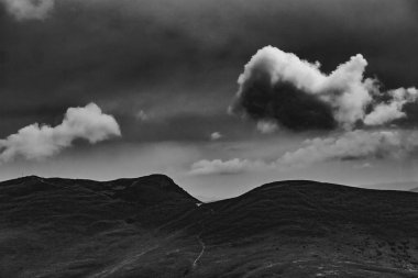 Wideki 'den Bukowe Berdo ve Tarnica' ya giden yol Polonya 'daki Bieszczady Dağları' nda Woosate 'a çıkıyor.