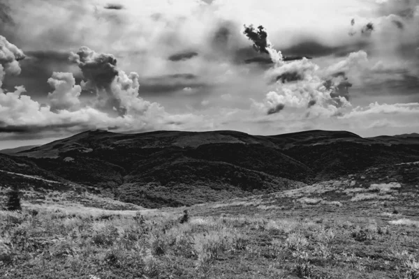 Wideki 'den Bukowe Berdo ve Tarnica' ya giden yol Polonya 'daki Bieszczady Dağları' nda Woosate 'a çıkıyor.