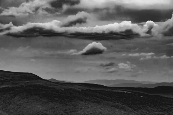 Wideki 'den Bukowe Berdo ve Tarnica' ya giden yol Polonya 'daki Bieszczady Dağları' nda Woosate 'a çıkıyor.