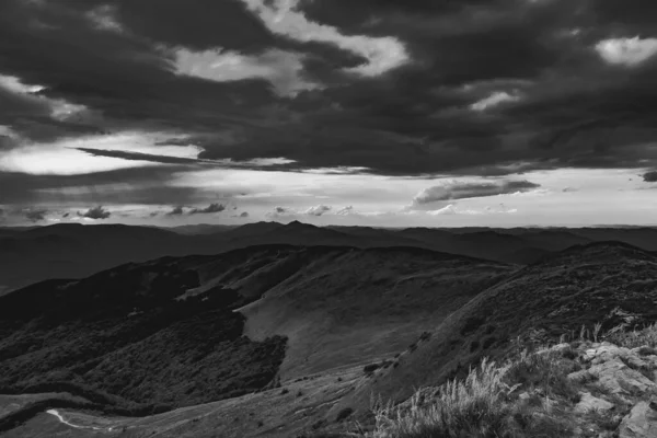 Wideki 'den Bukowe Berdo ve Tarnica' ya giden yol Polonya 'daki Bieszczady Dağları' nda Woosate 'a çıkıyor.