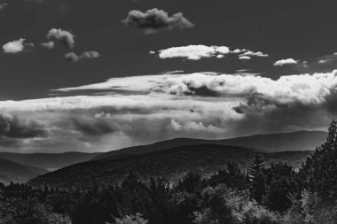 Polonya 'daki Bieszczady Dağları' nın üzerindeki bulutlar