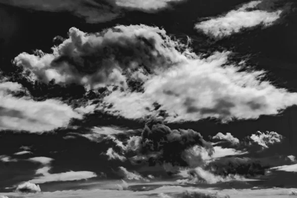 Polonya 'daki Bieszczady Dağları' nın üzerindeki bulutlar