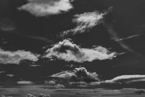 Polonya 'daki Bieszczady Dağları' nın üzerindeki bulutlar