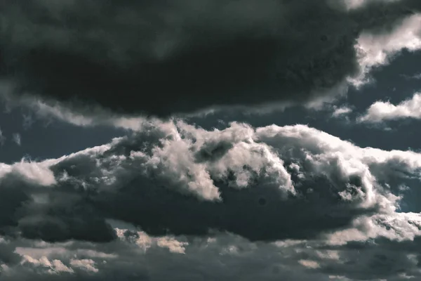 Polonya 'daki Bieszczady Dağları' nın üzerindeki bulutlar