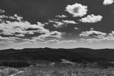 Mieczysaw Orlowicz Geçidi 'nden Polonya' daki Bieszczady Dağları 'ndaki Smerek Tepesine giden yol.