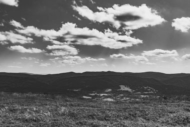 Mieczysaw Orlowicz Geçidi 'nden Polonya' daki Bieszczady Dağları 'ndaki Smerek Tepesine giden yol.