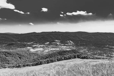 Mieczysaw Orlowicz Geçidi 'nden Polonya' daki Bieszczady Dağları 'ndaki Smerek Tepesine giden yol.