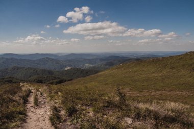 Mieczysaw Orlowicz Geçidi 'nden Polonya' daki Bieszczady Dağları 'ndaki Smerek Tepesine giden yol.