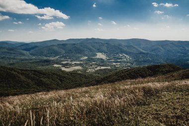 Mieczysaw Orowicz Geçidi 'nden Polonya' daki Bieszczady Dağları 'ndaki Smerek Tepesine giden yol.