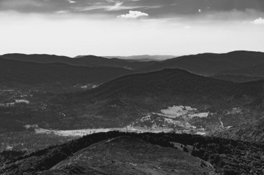 Mieczysaw Orowicz Geçidi 'nden Polonya' daki Bieszczady Dağları 'ndaki Smerek Tepesine giden yol.