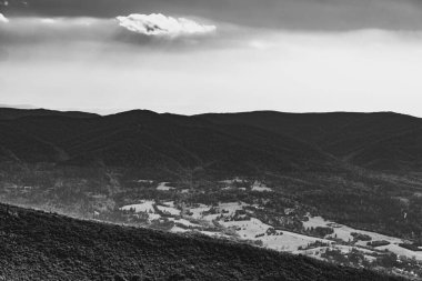 Mieczysaw Orowicz Geçidi 'nden Polonya' daki Bieszczady Dağları 'ndaki Smerek Tepesine giden yol.