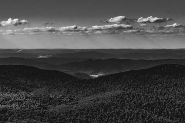 Mieczysaw Orowicz Geçidi 'nden Polonya' daki Bieszczady Dağları 'ndaki Smerek Tepesine giden yol.