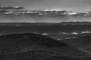 Mieczysaw Orowicz Geçidi 'nden Polonya' daki Bieszczady Dağları 'ndaki Smerek Tepesine giden yol.
