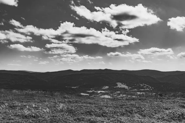 Mieczysaw Orlowicz Geçidi 'nden Polonya' daki Bieszczady Dağları 'ndaki Smerek Tepesine giden yol.