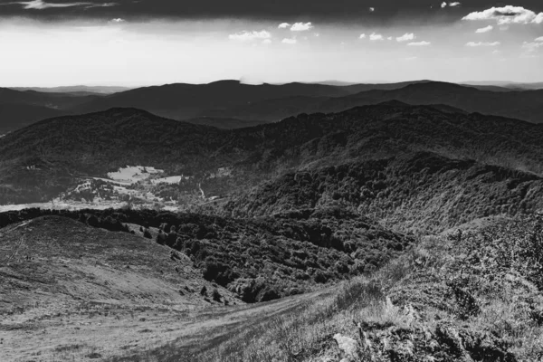 Mieczysaw Orowicz Geçidi 'nden Polonya' daki Bieszczady Dağları 'ndaki Smerek Tepesine giden yol.