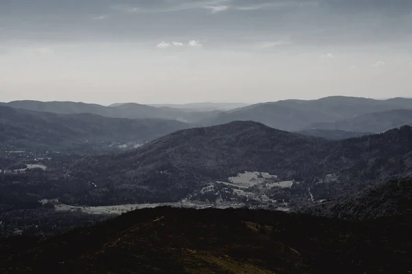 Mieczysaw Orowicz Geçidi 'nden Polonya' daki Bieszczady Dağları 'ndaki Smerek Tepesine giden yol.