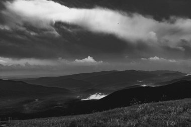 Polonya 'daki Bieszczady Dağları' nda Wielka Rawka 'dan Wetlina' ya giden yol.
