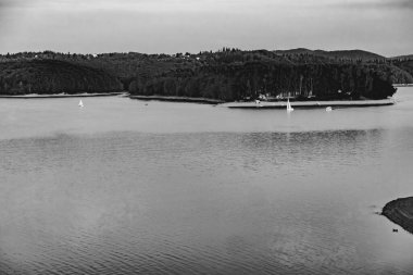 Polonya 'nın Bieszczady Dağlarındaki Solina Gölü Polnczyk' in manzarası