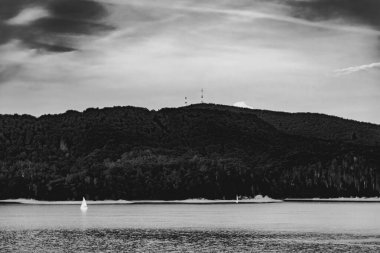 Polonya 'nın Bieszczady Dağlarındaki Solina Gölü Polnczyk' in manzarası