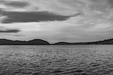 Polonya 'nın Bieszczady Dağlarındaki Solina Gölü Polnczyk' in manzarası