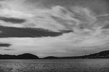 Polonya 'nın Bieszczady Dağlarındaki Solina Gölü Polnczyk' in manzarası