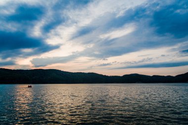 Polonya 'nın Bieszczady Dağlarındaki Solina Gölü Polnczyk' in manzarası