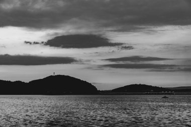 Polonya 'nın Bieszczady Dağlarındaki Solina Gölü Polnczyk' in manzarası
