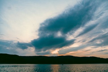 Polonya 'nın Bieszczady Dağlarındaki Solina Gölü Polnczyk' in manzarası