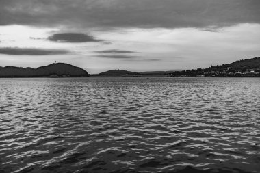 Polonya 'nın Bieszczady Dağlarındaki Solina Gölü Polnczyk' in manzarası