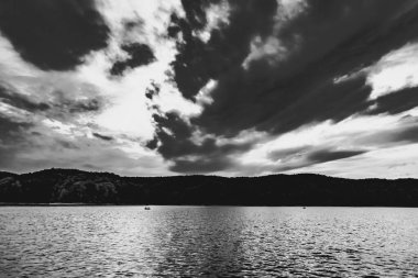 Polonya 'nın Bieszczady Dağlarındaki Solina Gölü Polnczyk' in manzarası