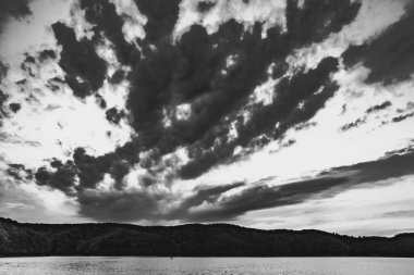 Polonya 'nın Bieszczady Dağlarındaki Solina Gölü Polnczyk' in manzarası