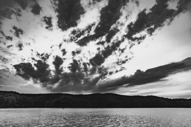 Polonya 'nın Bieszczady Dağlarındaki Solina Gölü Polnczyk' in manzarası